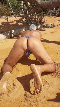 Ladysilva în bikini pe plaja publică arătându-și fundul fierbinte