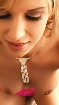 Brooke Banner lame semen de sus dedos después de follar una gran polla negra