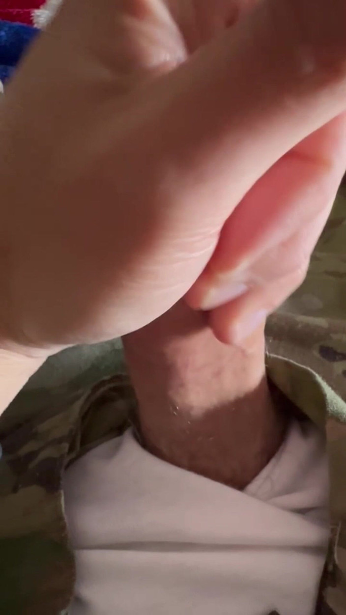 Gay Soldier Stuff: 陸軍兵士はルームメイトからタイトな白紙を奪い、制服の下に着てクリーミーな負荷を発射します