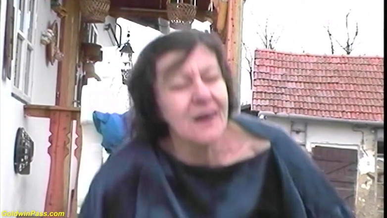 Crazy Old Moms: Bunica fermieră futută dur în aer liber