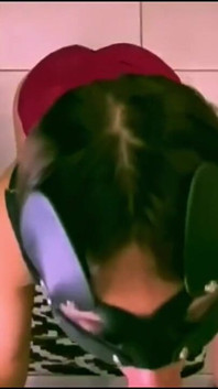 Pulsasi Sperma di kerongkong Awek Cantik