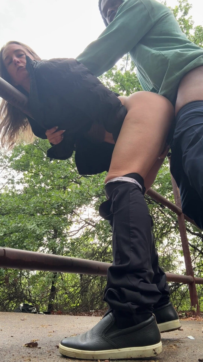 Jackrackemxxx: La piccola MILF riceve una ringhiera con bbc nei boschi!