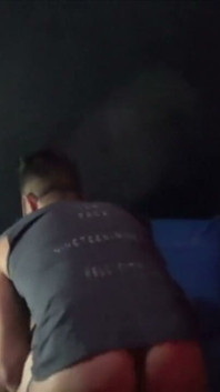 Slampa creampied av hans vän big dick