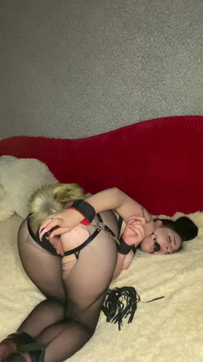 Kitty Lust: 18岁黑发女郎被绑住撕裂连裤袜，皮带，手铐，堵嘴和尾塞 - 后入振动直到她硬高潮