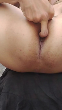 Lelaki muda memasukkan jarinya ke dalam dubur