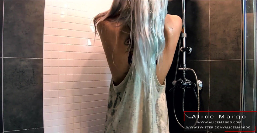 Alice Margo: สาวผมบลอนด์รอยสักอาบน้ำแล้วขี่ดิลโด้!
