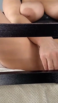 Gıcırtılı bir yatakta tek başına büyük göğüsler