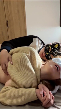 O femeie căsătorită are convulsii și orgasm sălbatic cu un vibrator