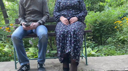 OurFetishLife: Wunderschöner arsch MILF zeigt goldene duschshow im freien