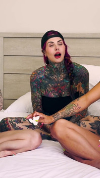 Tres chicas en un ajuste de estornudos sin parar: Mars Solo, Inked2plz, Andi Wild