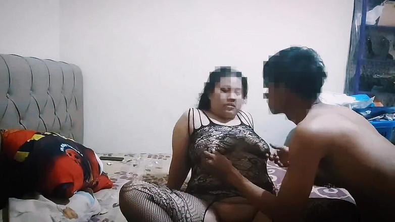 my_wife_chubby: Üvey kız arkadaşımın tombul vücudu iç çamaşırlarıyla seksi