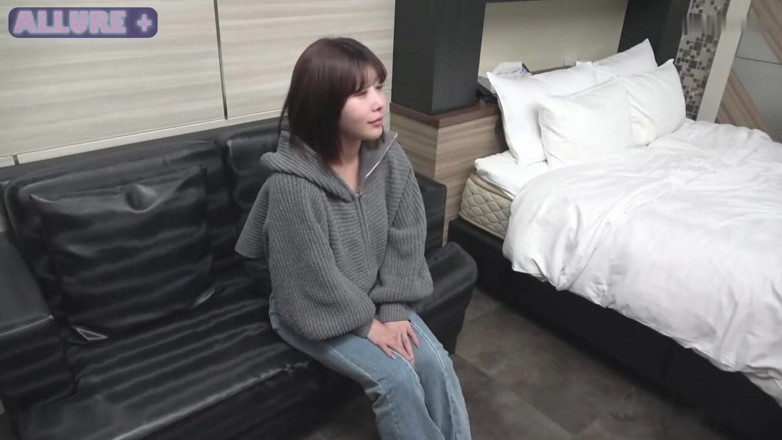 Asian cutie: Primo servizio fotografico - una bellezza d'ufficio privata si lascia andare,...