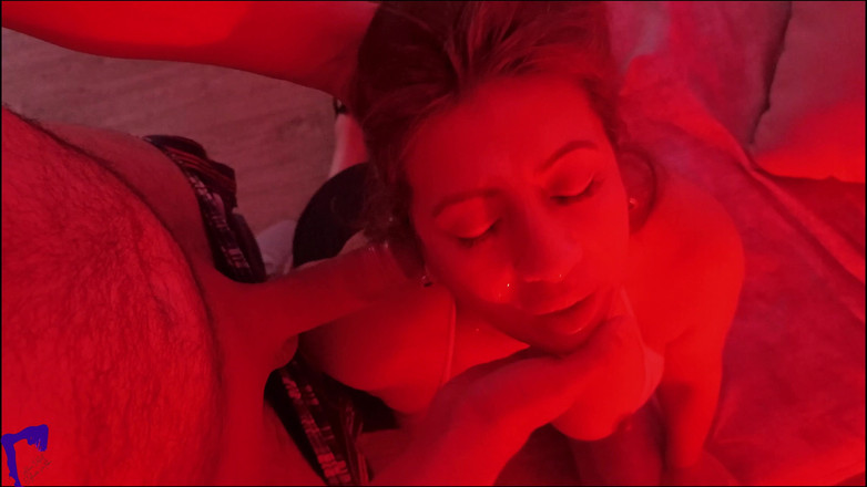 AlinaVelvet: Mamă sexy latino excitată în lumina roșie scuipă pe pulă, suge...