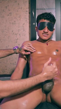 Labă cu ulei de tachinare sado-maso cu joc post spermă Camilo Brown masturbare legată și Blinfolded Kristoffer Toro