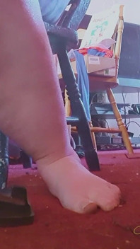 Jahit barefoot dengan pedal bakelite tua