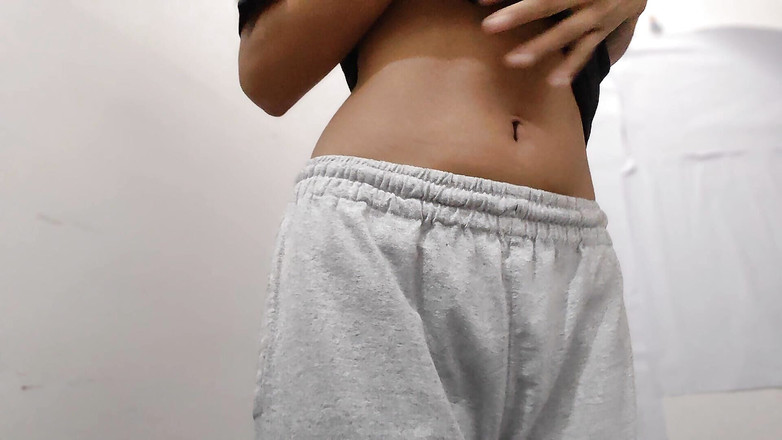 desigirl93: Une jolie fille sexy vit ses fantasmes en se masturbant....