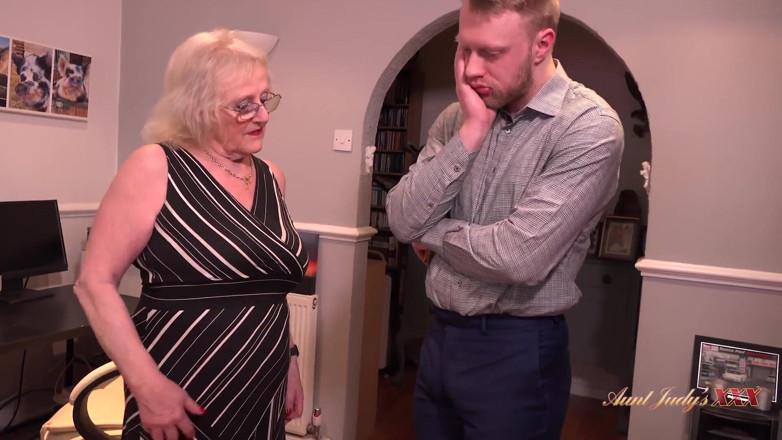 Aunt Judy's XXX: Auntjudysxxx - kaamuk chodne laayak daadi Mrs Claire rin kalektar ko...