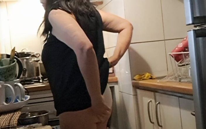 Mommy big hairy pussy: Mutfakta çalışan orta yaşlı seksi kadın
