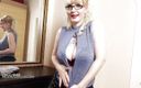 Melon Juggler: Une femme mature sexy montre ses gros seins