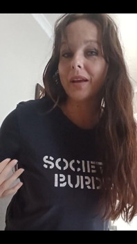 Piuttosto distrutta dal lavoro lo studio