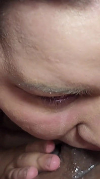 Ik proef deze pik graag totdat hij al het sperma in mijn ogen schiet