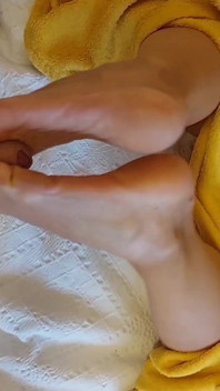 Bini amatur matang blonde yang cantik menikmati permainan seks rakaman dekat
