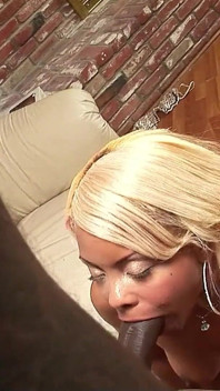 Olivia, MILF sexy, se fait baiser en secret jusqu'à l'orgasme par son beau-fils