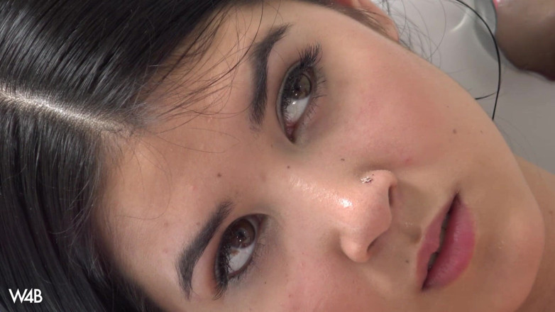 Watch4beauty: Bath with Pantyhose