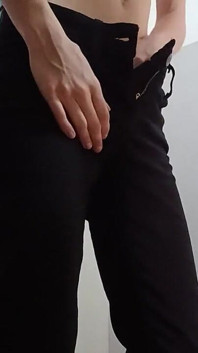 Cewek kurus rambut cokelat dengan celana jins ketat lagi asik masturbasi memeknya yang berbulu