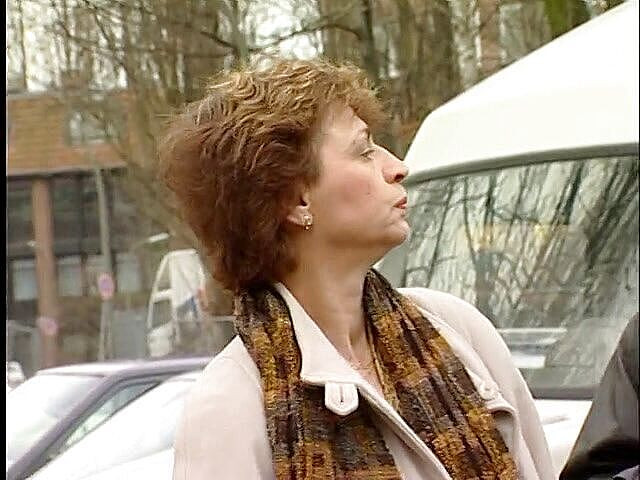 Lucky Cooch: Intervista all'aperto con signora matura