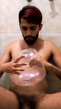 Prezervatiften yapılmış sahte amcık, çiş fışkırtma, iki yük ve tonlarca azgın ıslak eğlence