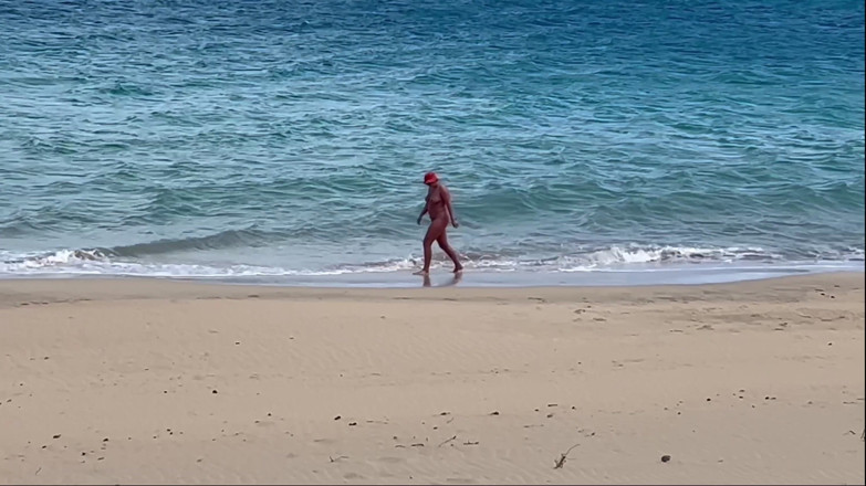 Emma Voyeur: Une MILF À La Plage Aide Un Inconnu Qui Se Branle - Éjaculation...