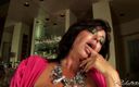 Aziani: Rachel Aziani usa un juguete para complacerse en el bar