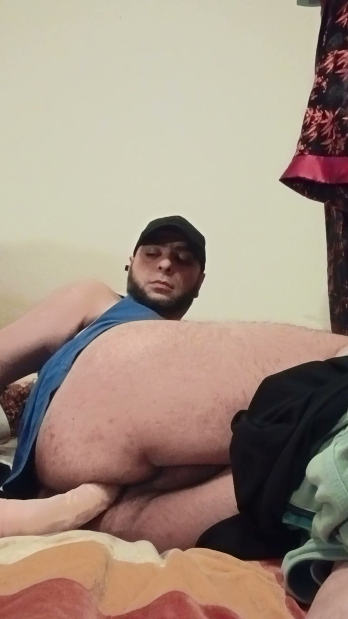 SmokedAlloy2: Dirty-j-bro si hraje s dildom. Svědění je potřeba ulevit.