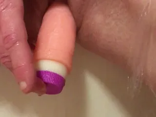 Dildo onder de douche en poesje