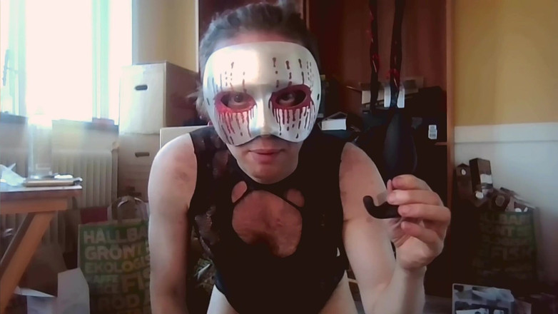 Oznob Oznofla: Sissyboy mostra sua coleção de brinquedos sexuais