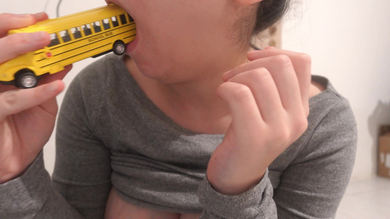 AmayaMori: Une belle-mère géante veut manger la petite école