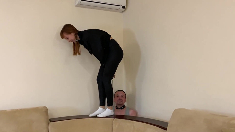 Petite Princesses Femdom: Une petite demi-sœur plus jeune asservise son demi-frère et l'humilie...