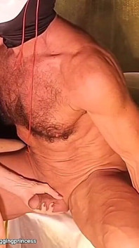 Dominatrice pugni e dita la sua cagna in sexy nighty floreale