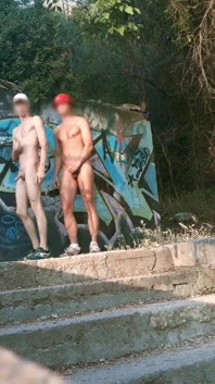 Seks kembar pagi di taman