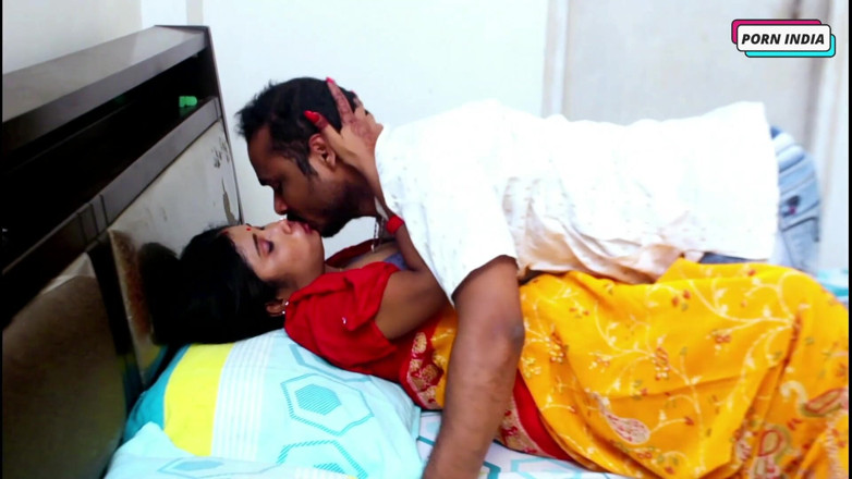 Porn India Studio: 欲求不満で美しいカップルが激しくセックス