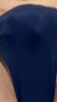 Succhia un carico nello Speedo blu