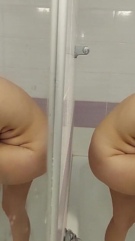Sexy amateurvrouw scheert haar benen. Latina poesjeshaar, grote tieten, grote kont