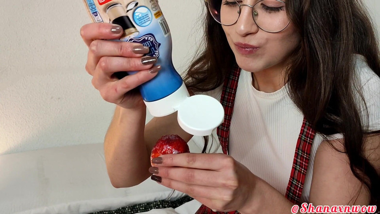 Shanaxnow: Shana Food fetish ke saath stroberi
