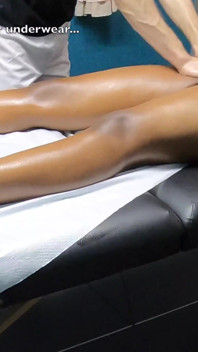 보지에 기름을 붓는 마사지를 받는 섹시한 흑인 - 핑거링 섹스 오르가즘