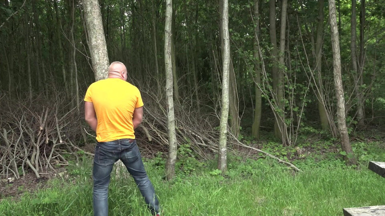 Deutsche Omas: 金发女郎吮吸两根鸡巴，然后在灌木丛中被性交射精