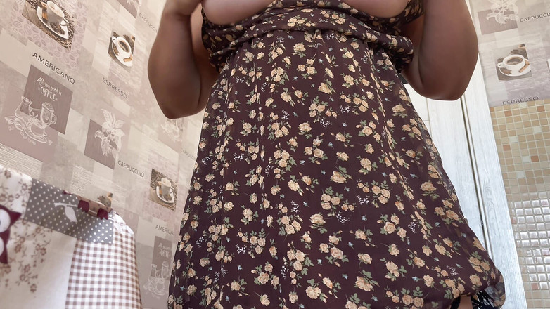 Lux Eva: Sora vitregă fără chiloți în rochie mini