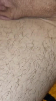 Un mec désespéré se laisse baiser par un papa impudent à grosse bite !