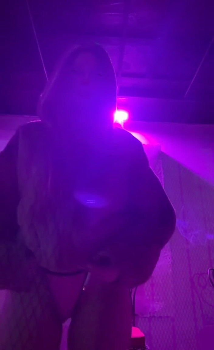 Artemisia Love: Eine Zigarette mit Bikini und Jacke im Club