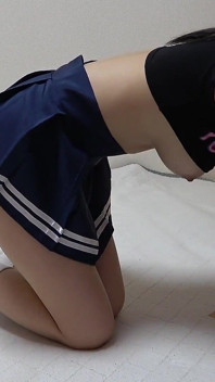Una ragazza giapponese in mutandine wedgie pulisce il suo appartamento mentre ripara ripetutamente le sue grandi tette che escono dalla sua maglietta
